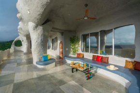 Villa Stonera by StayVista - Indoor pool, Mountain view, Outdoor firepit & A sprawling lawn for your perfect retreat